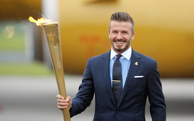 顺发体育独家-什琴斯尼扑救后与后卫激烈交流